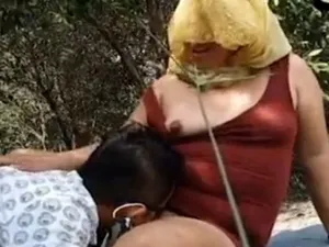 Cặp cô vợ anh xã dâm quay clip sex trong rừng