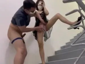 Hai bà xã người chồng quan hệ trên cầu thang cực phê