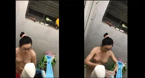 Quay lén học sinh nữ cạnh bên nhà tắm