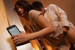 Vợ đi họp lớp rồi địt với nyc mặc cho người chồng ở nhà chờ