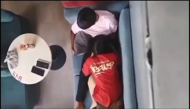 Quay lén tình nhân mút mút cho em gái nơi công cộng